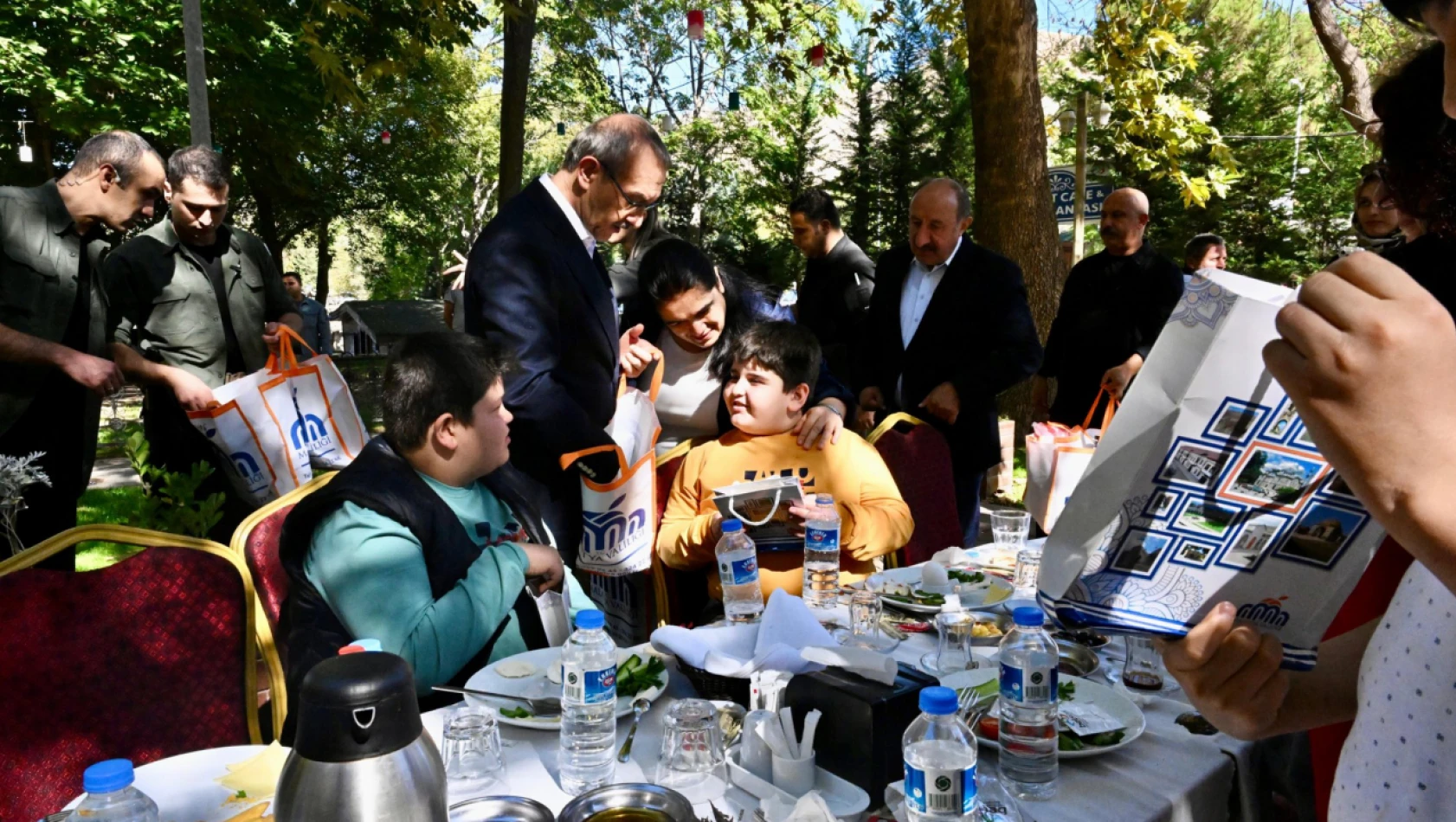 Vali Seddar Yavuz  Ebeveynlerini Kaybetmiş Çocuklarla Bir Araya Geldi