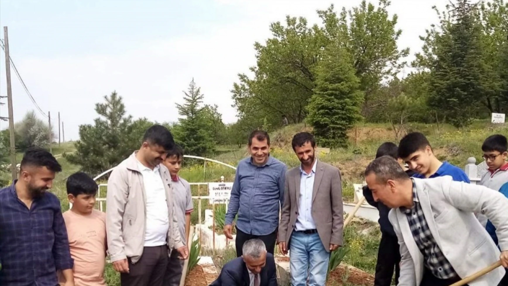 Doğanşehir'de mezarlıkta bakım ve ağaçlandırma çalışması yapıldı