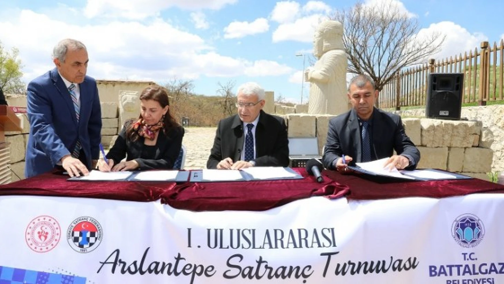 1. Arslantepe Uluslararası Açık Satranç Turnuvası'nın Protokolü Battalgazi'de İmzalandı