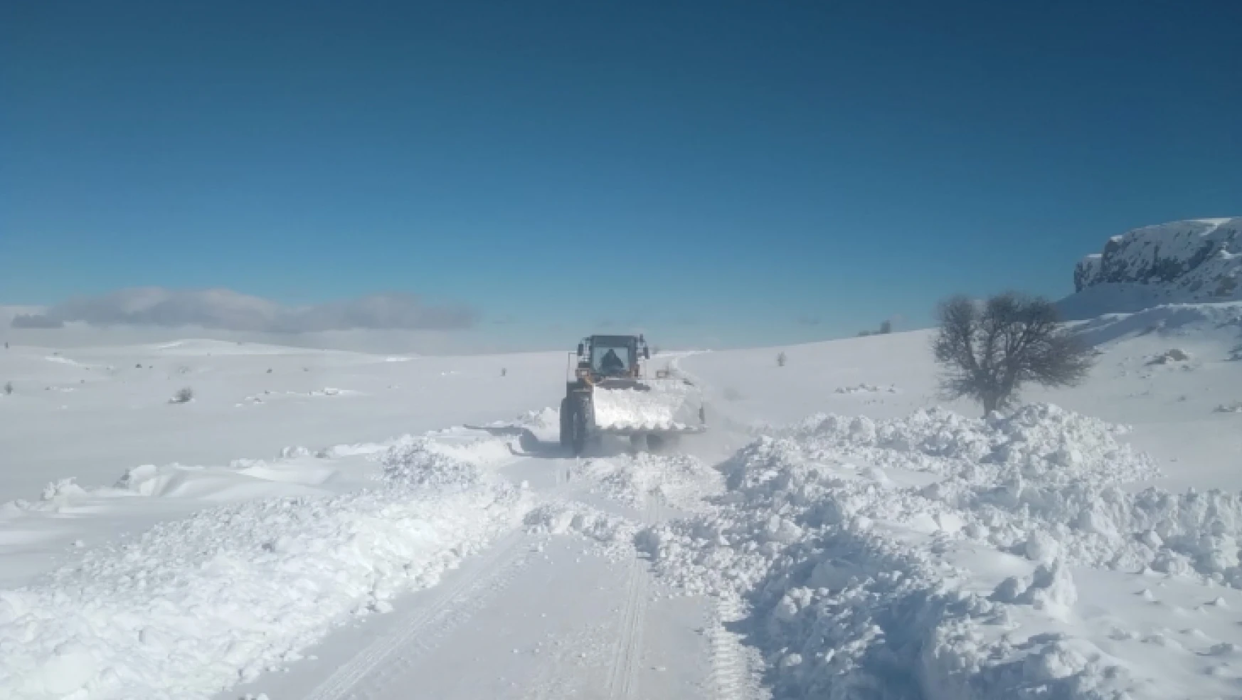 27 Mahallede Kar Küreme ve Yol Açma Çalışmaları Devam Ediyor