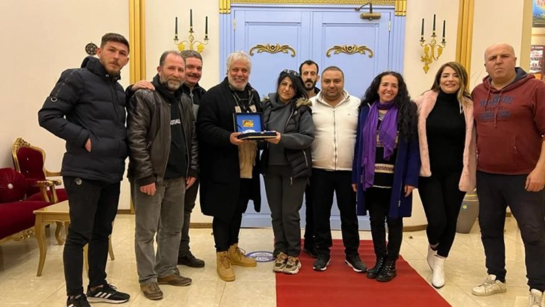 A Haber Ajansı'nın İngiltere Temsilcisi Serap Arnavut'tan Tiyatro Mavra'ya Ödül