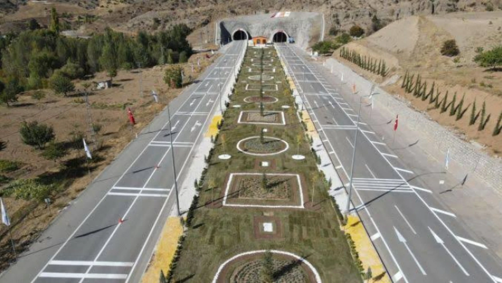 Ağbaba 'Tünel Açılışındaki Ağaçlar Ya Söküldü Ya Kurudu'
