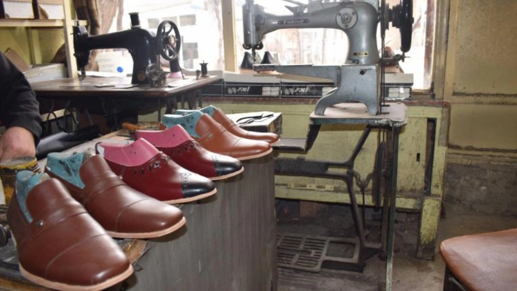 Arapgir'de 55 yıldır tahta çividen ayakkabı üretiyor