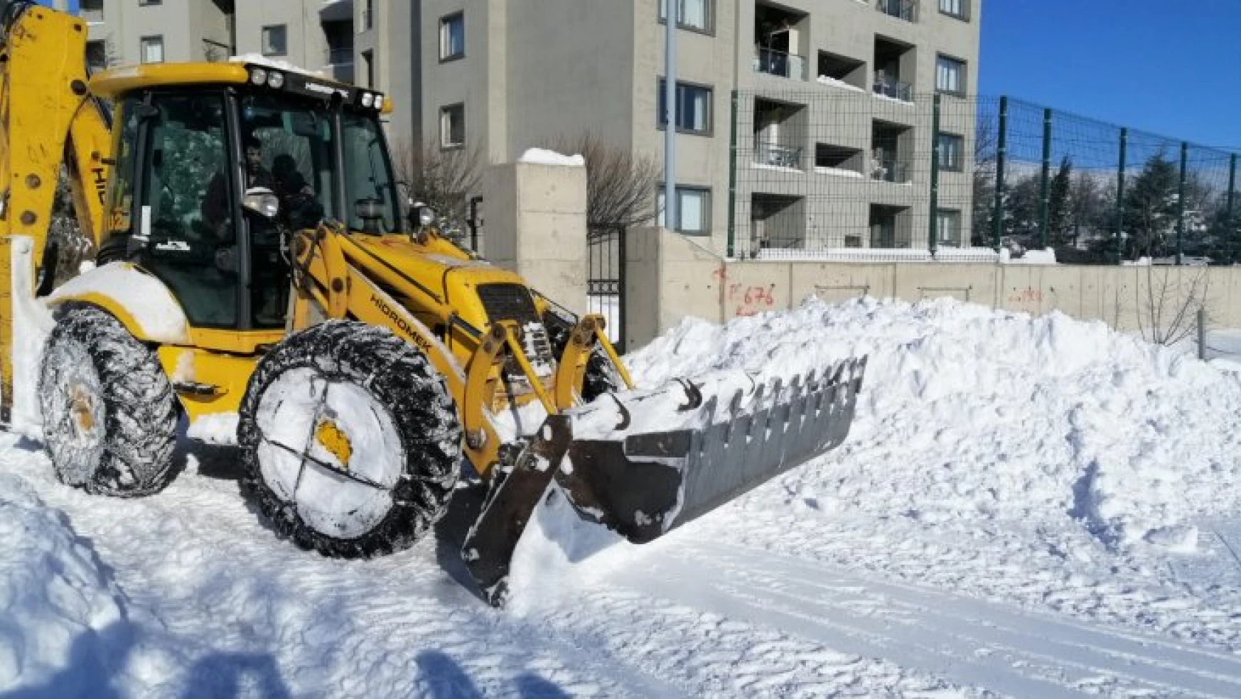 Arapgir'de kar yağışı sonrası yollarda çalışma başlatıldı
