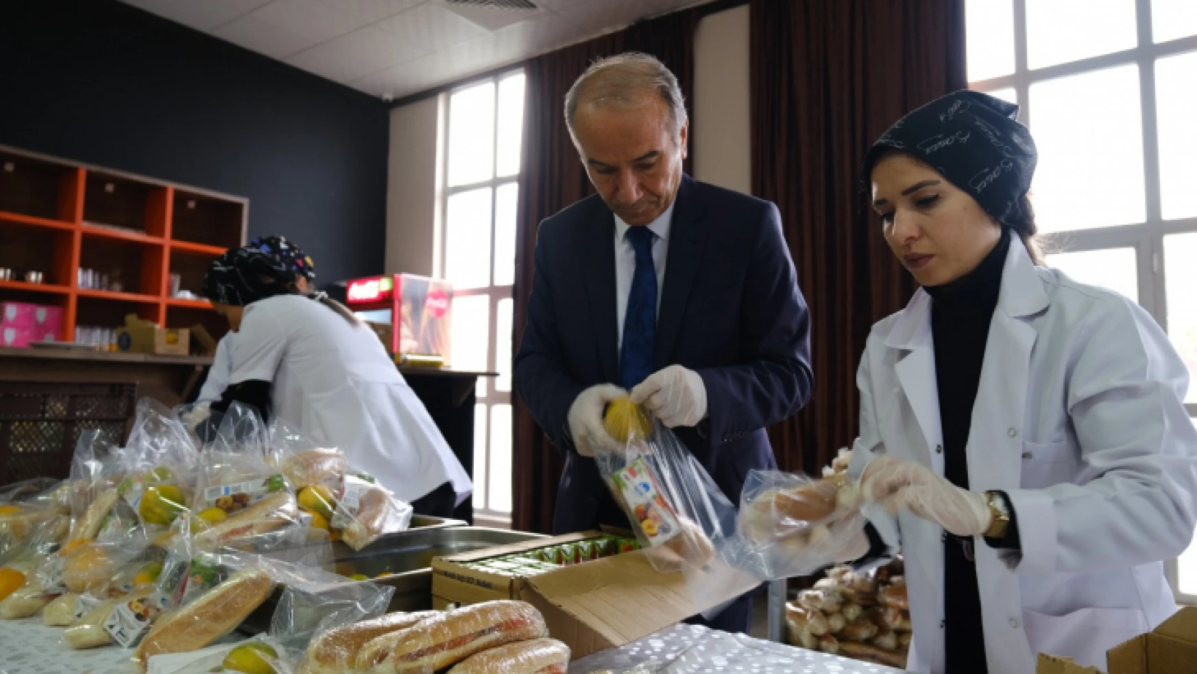 Arguvan Belediyesinden İlkokul düzeyindeki okullara birer öğün gıda desteği