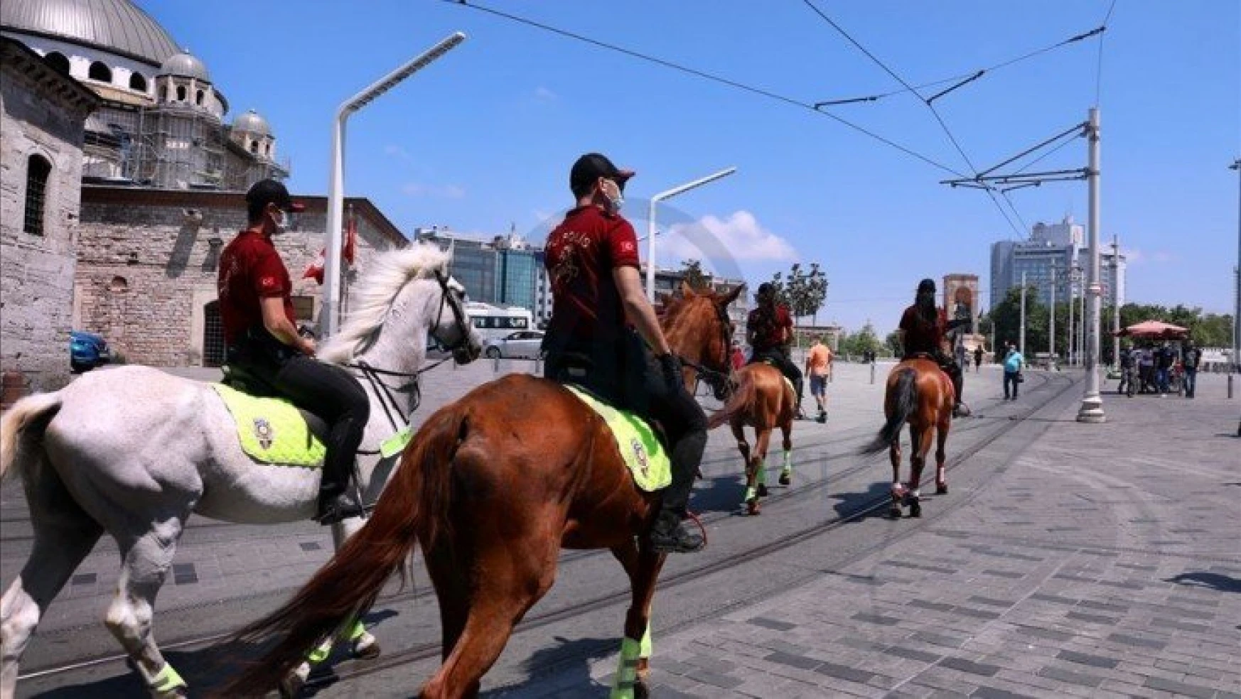 Atlı Polislerlerden  Taksim'de koronavirüs  denetimleri