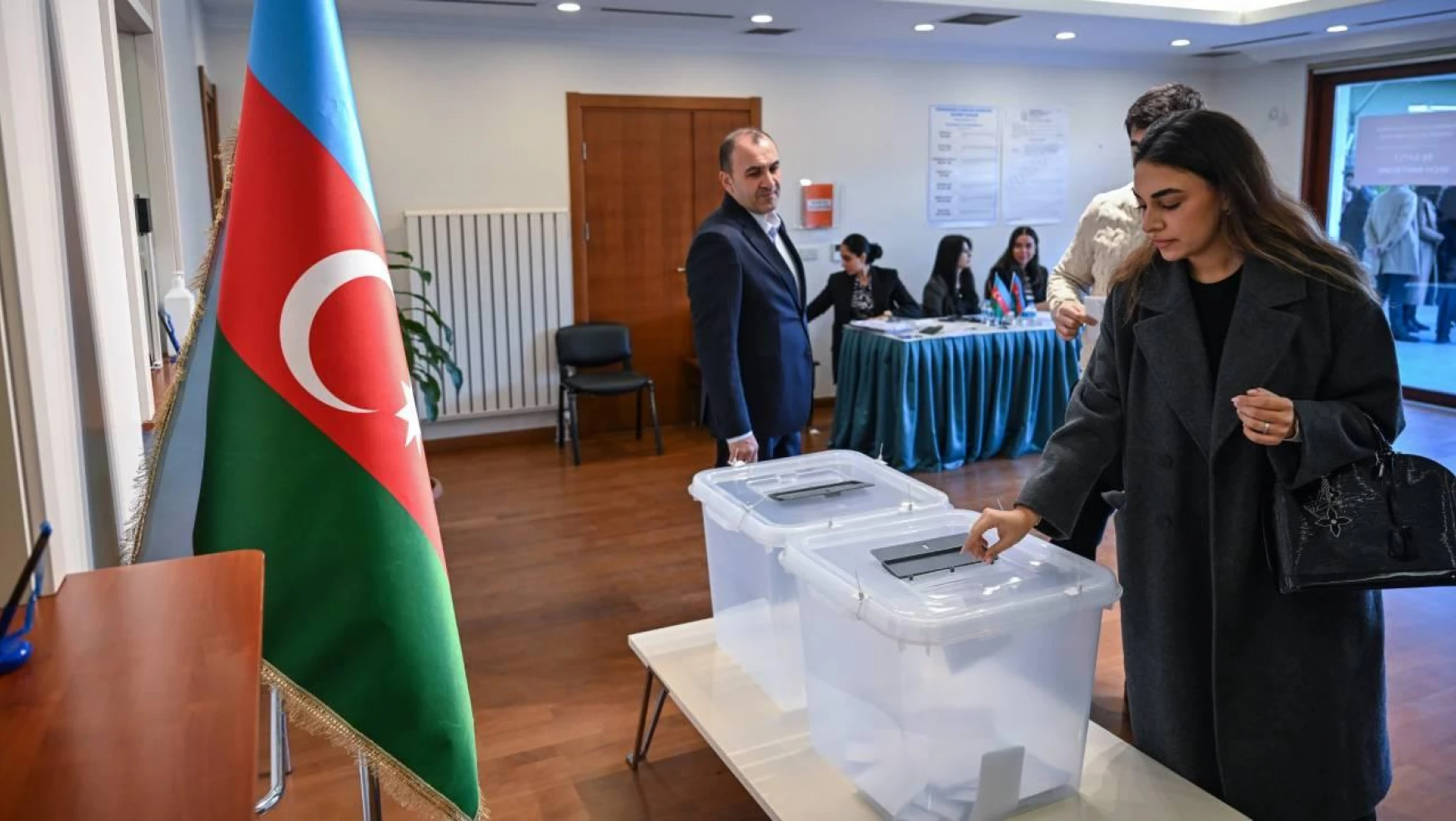 Azerbaycan vatandaşları cumhurbaşkanı seçimi için Kars'ta sandık başına gitti