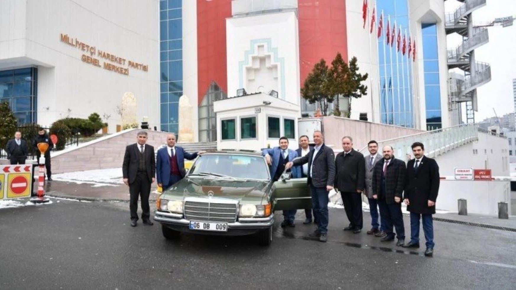 Bahçeli Harran Belediye Başkanına Klasik Otomobilini hediye etti