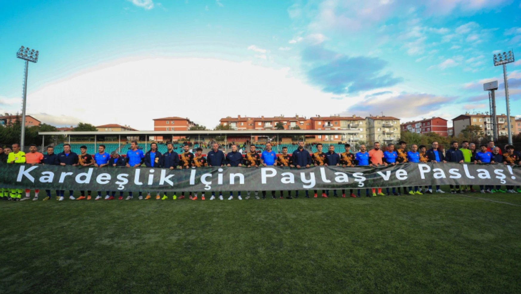 Bakan Kasapoğlu Gençlerle Futbol Oynadı