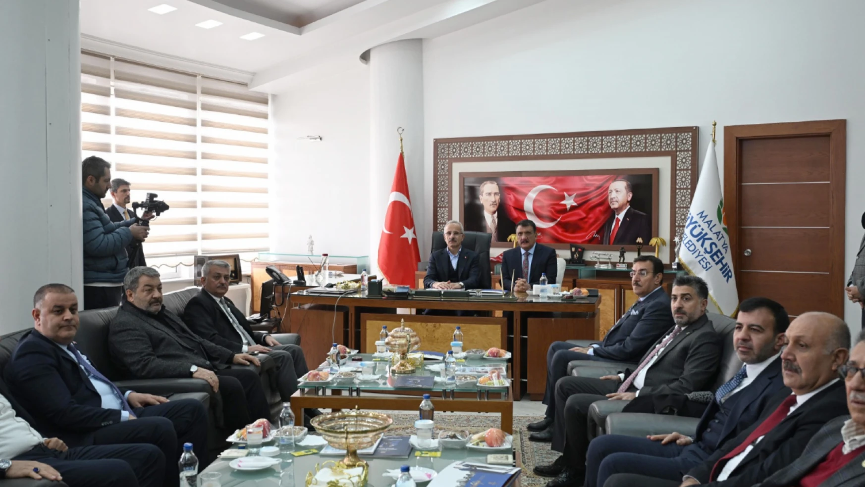 Bakan Uraloğlu,Malatya Büyükşehir Belediye Başkanı Selahattin Gürkan'ı makamında ziyaret etti