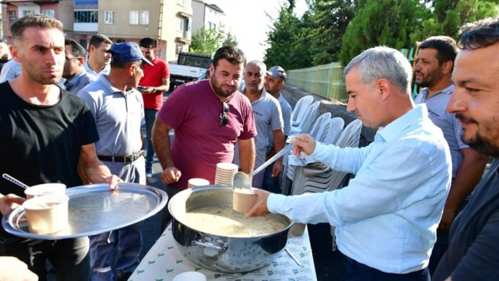 Başkan Çınar, Cemal Gürsel Mahalle Sakinleriyle Aşure Dağıtım Programında Bir Araya Geldi