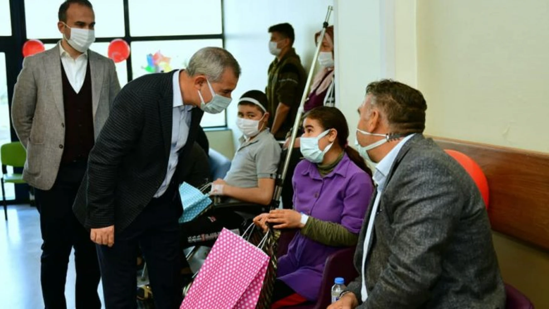 Başkan Çınar'dan Lösemi Hastası Çocuklara Ve Ailelerine Moral Ziyareti