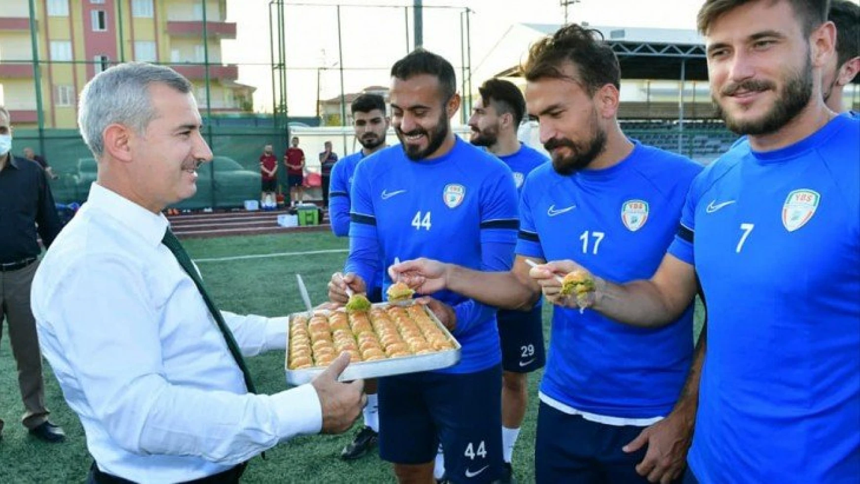 Başkan Çınar'dan Yeşilyurt Belediyespor Futbol Takımına  Moral Ziyareti