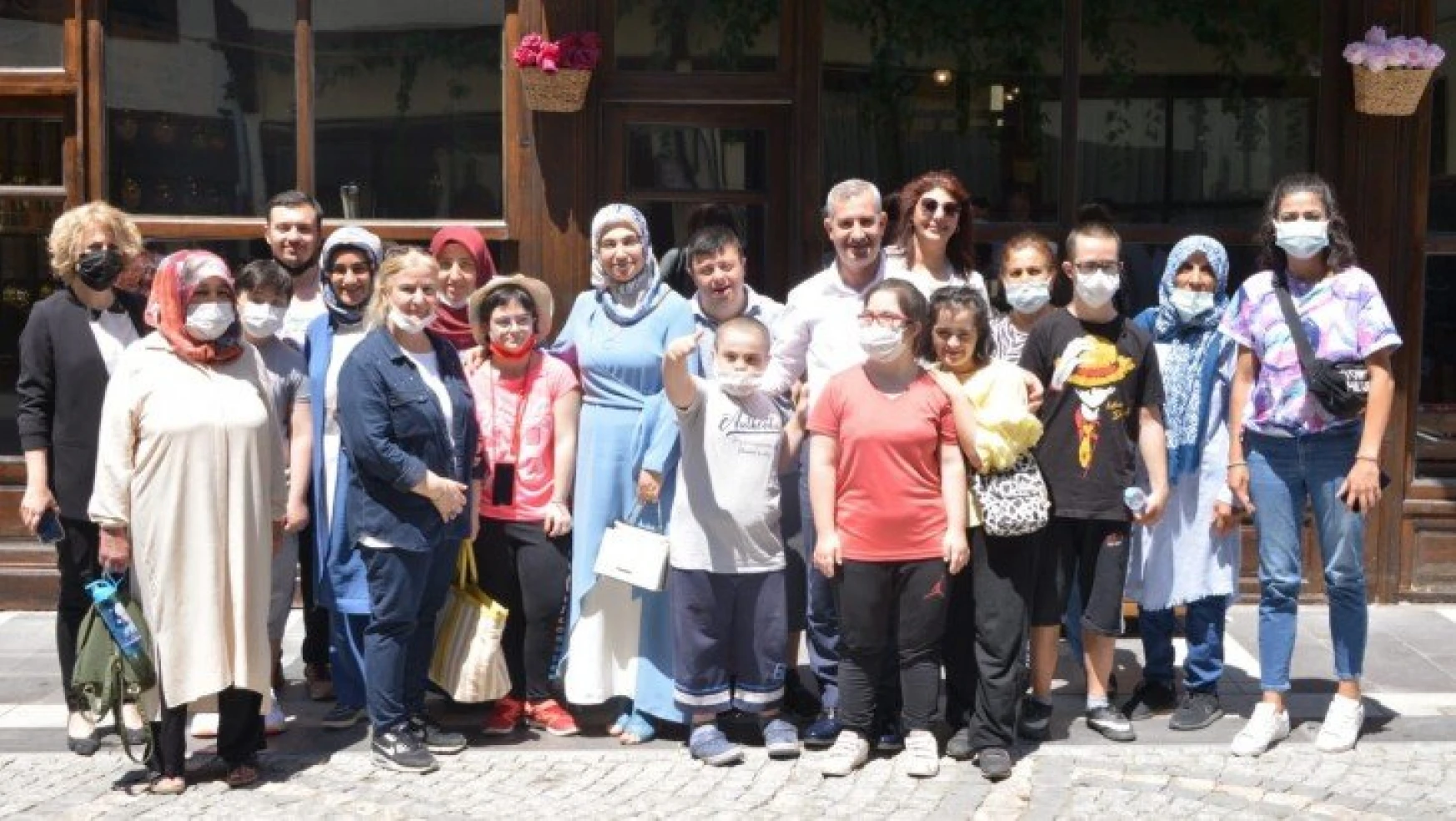 Başkan Çınar, Down Sendromlu Çocukları Ve Ailelerini Tarihi Yeşilyurt Konaklarında Ağırladı