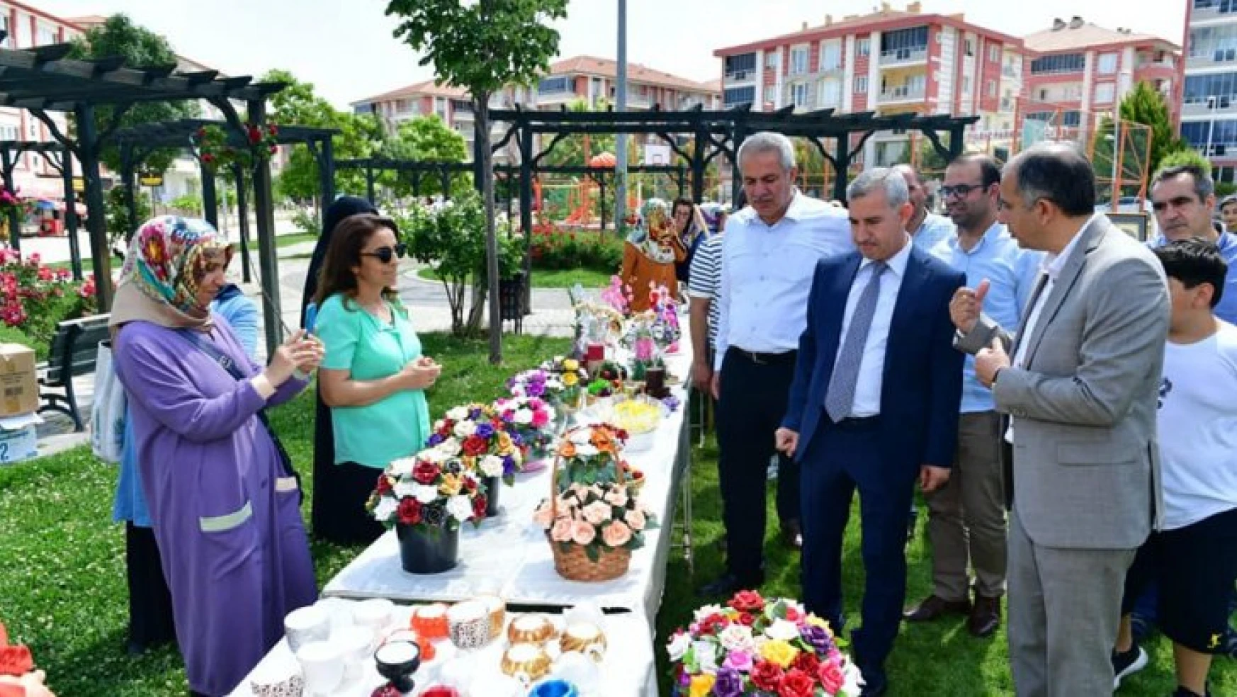 Başkan Çınar, Esma Biltaci Kültür Ve Sanat Merkezi Yılsonu Sergisini Ziyaret Etti