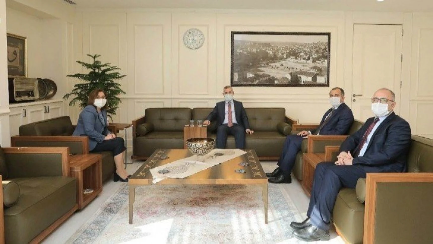 Başkan Çınar, Gaziantep'de Büyükşehir Ve Şehit Kamil Belediye Başkanlarıyla Biraraya Geldi