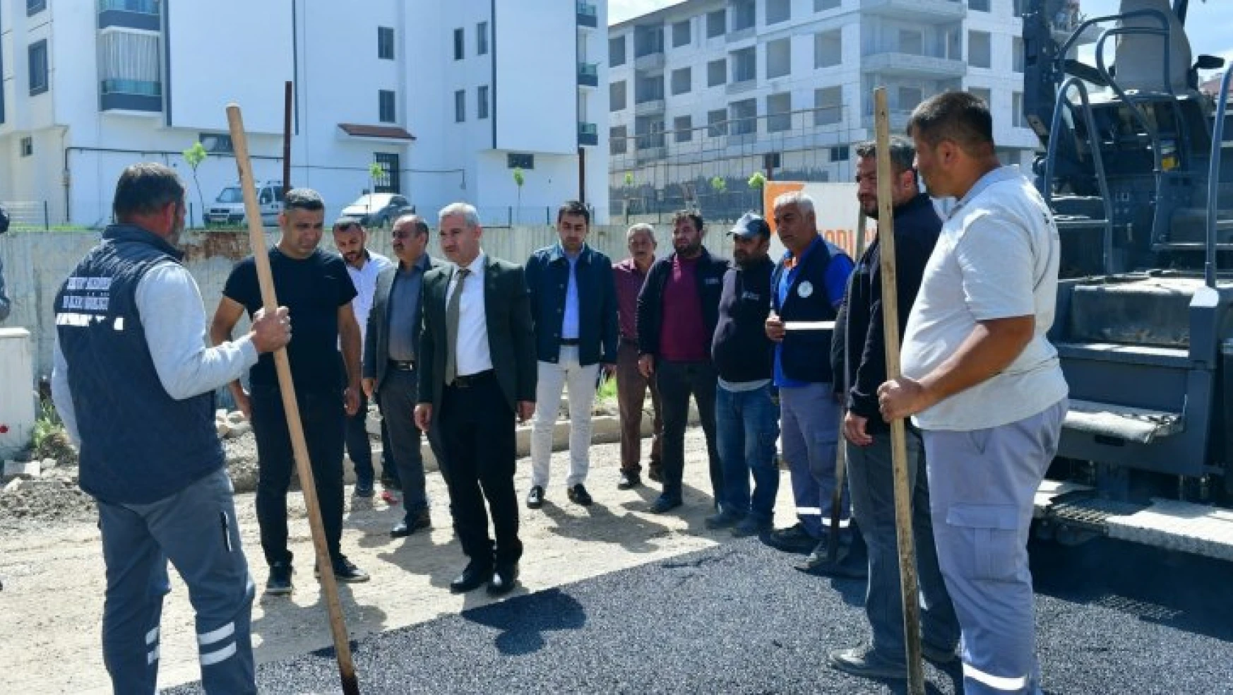 Başkan Çınar, İlyas Mahallesindeki Yol Yenileme Hizmetlerini İnceledi