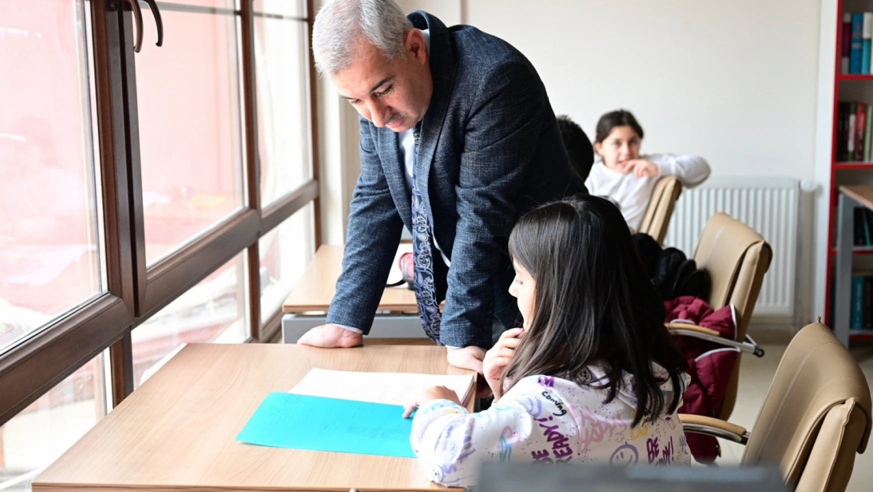 Başkan Çınar,öğrencilere sınavlar öncesinde moral desteğinde bulunuyor
