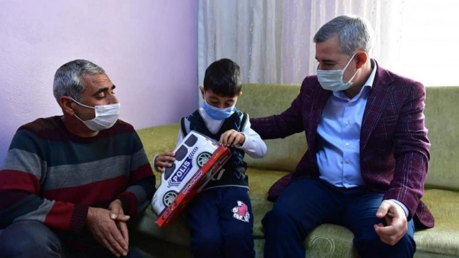 Başkan Çınar , Öğrencilere Tabletleri evlerine teslim etti