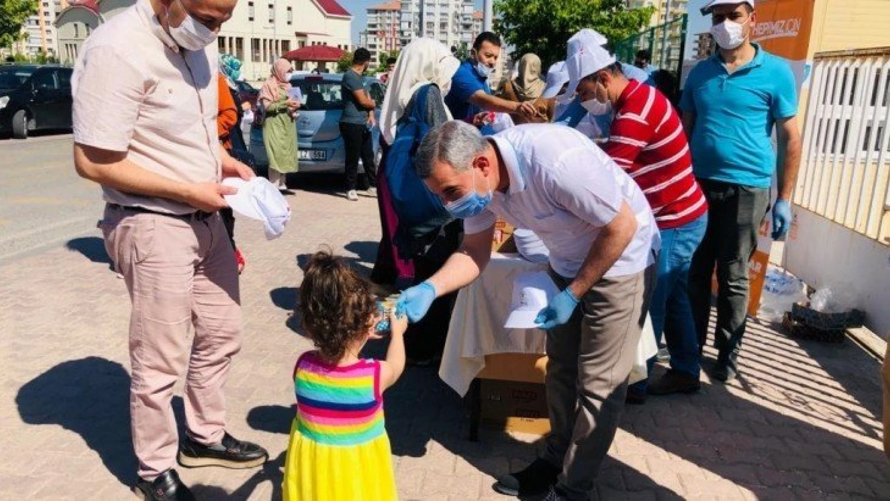 Başkan Çınar, öğrencilerin mağduriyet yaşamamaları için su, maske ve meyve suyu dağıttı.