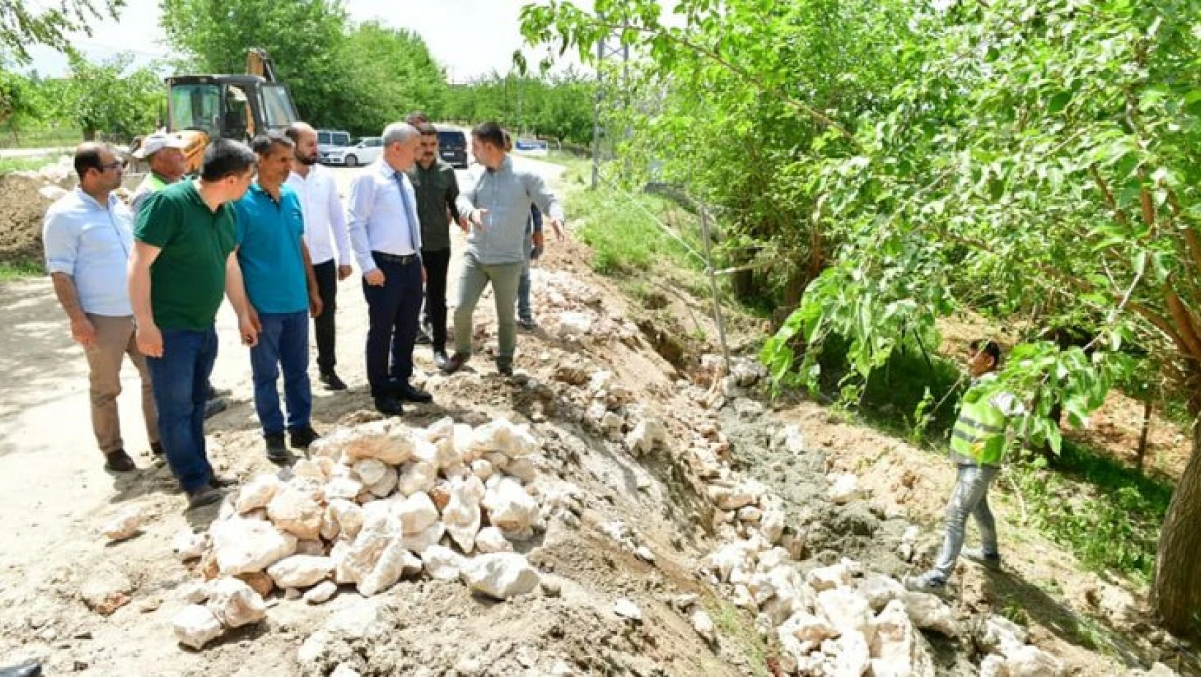Başkan Çınar, Samanköy Mahallesindeki Taş Duvar Ve Çevre Düzenleme Çalışmalarını İnceledi