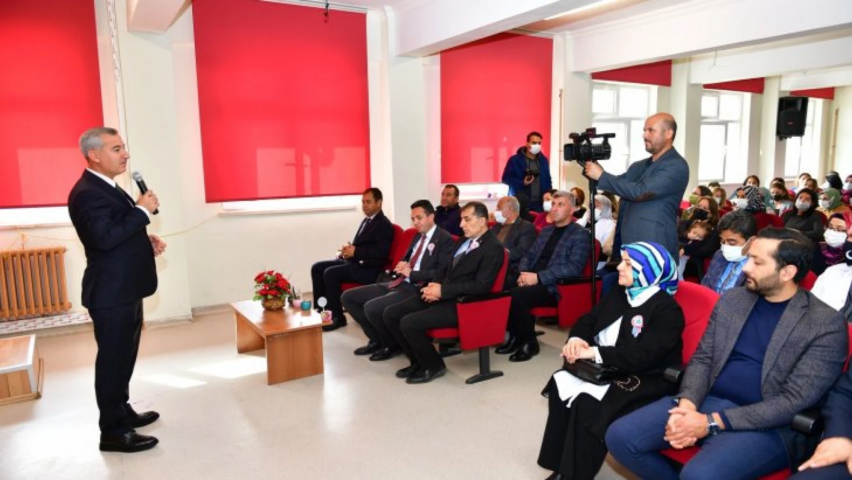 Başkan Çınar, Şehit Fuat Bozkurt Ortaokulundaki Öğretmenler Günü Programına Katıldı