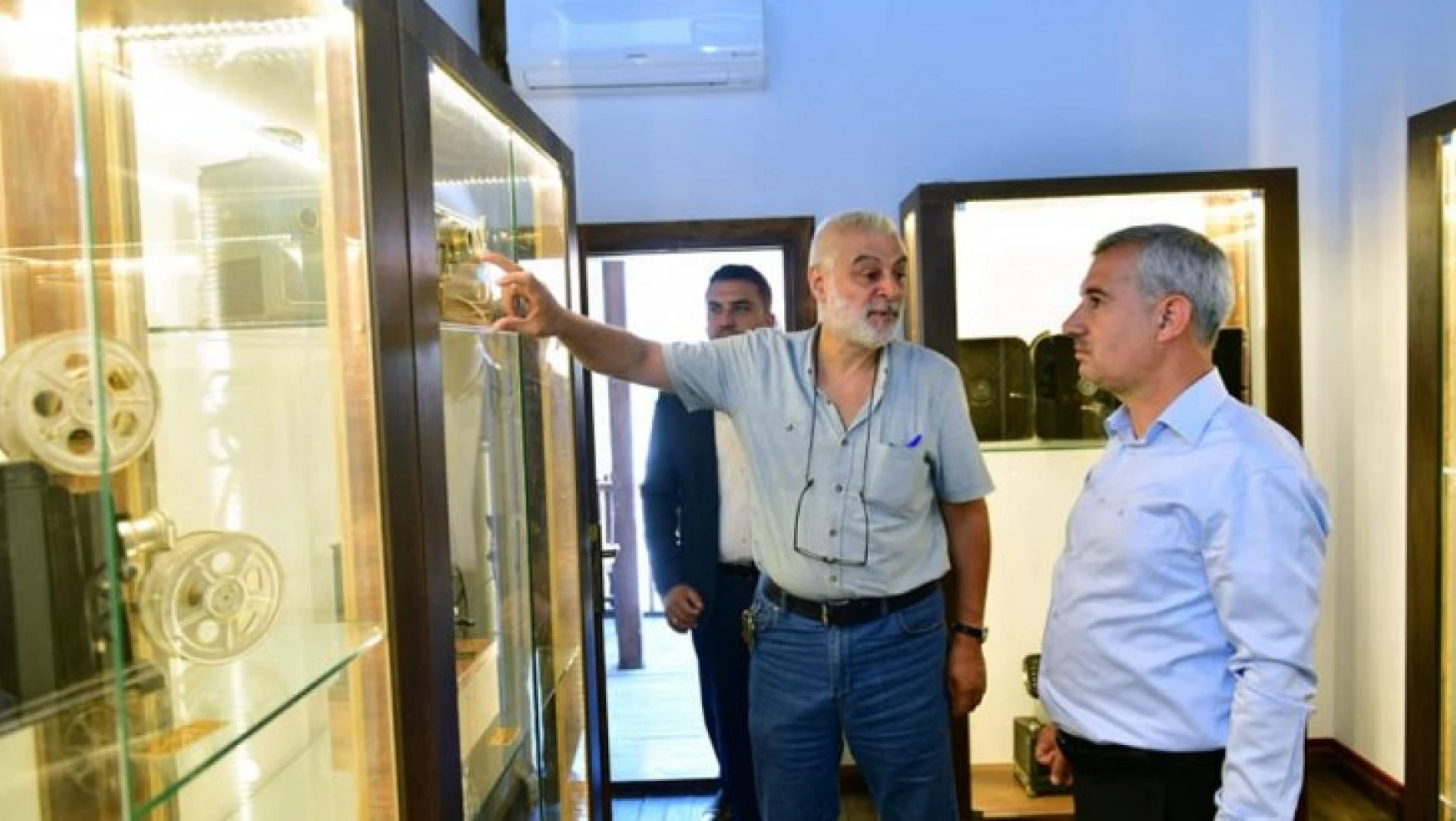 Başkan Çınar, Tarihi Yeşilyurt Konaklarında Yapımı Tamamlanan Sinema Müzesini İnceledi