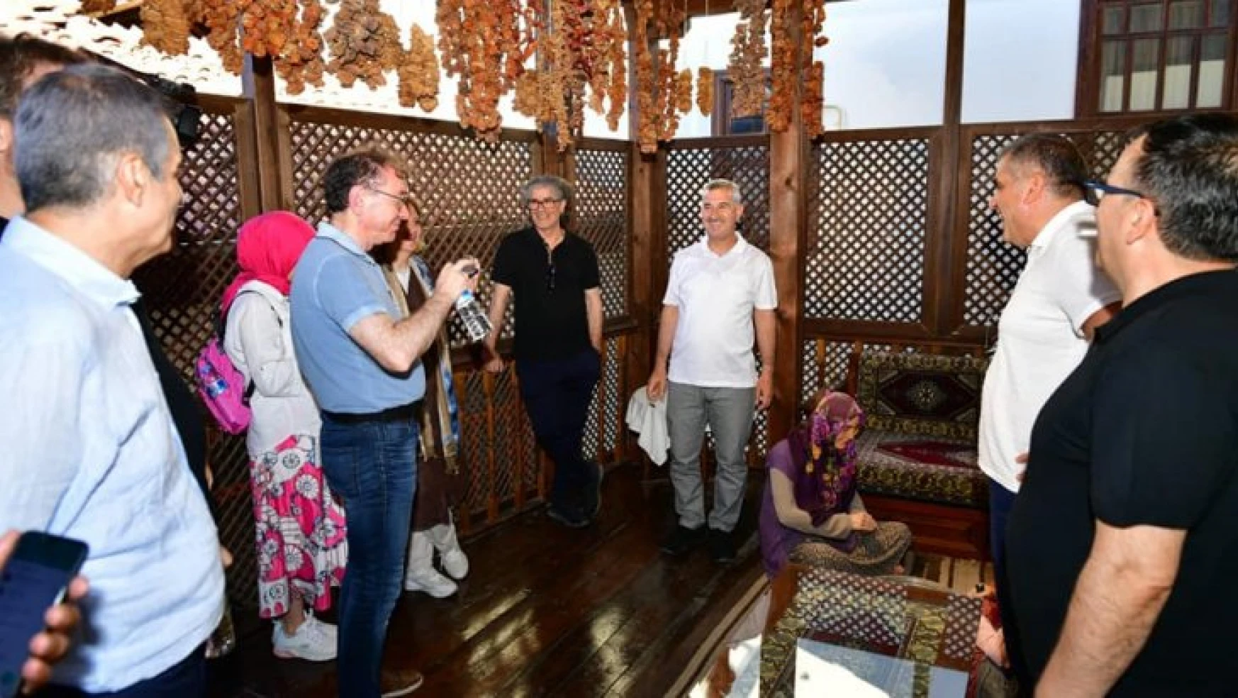 Başkan Çınar, Tarihi Yeşilyurt Konakları'nda Özel Misafirlerini Ağırladı
