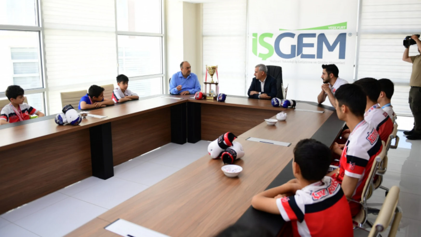 Başkan Çınar, Yeşilyurt Belediyespor Kick-Boks Takımının Şampiyon Sporcularını Ağırladı