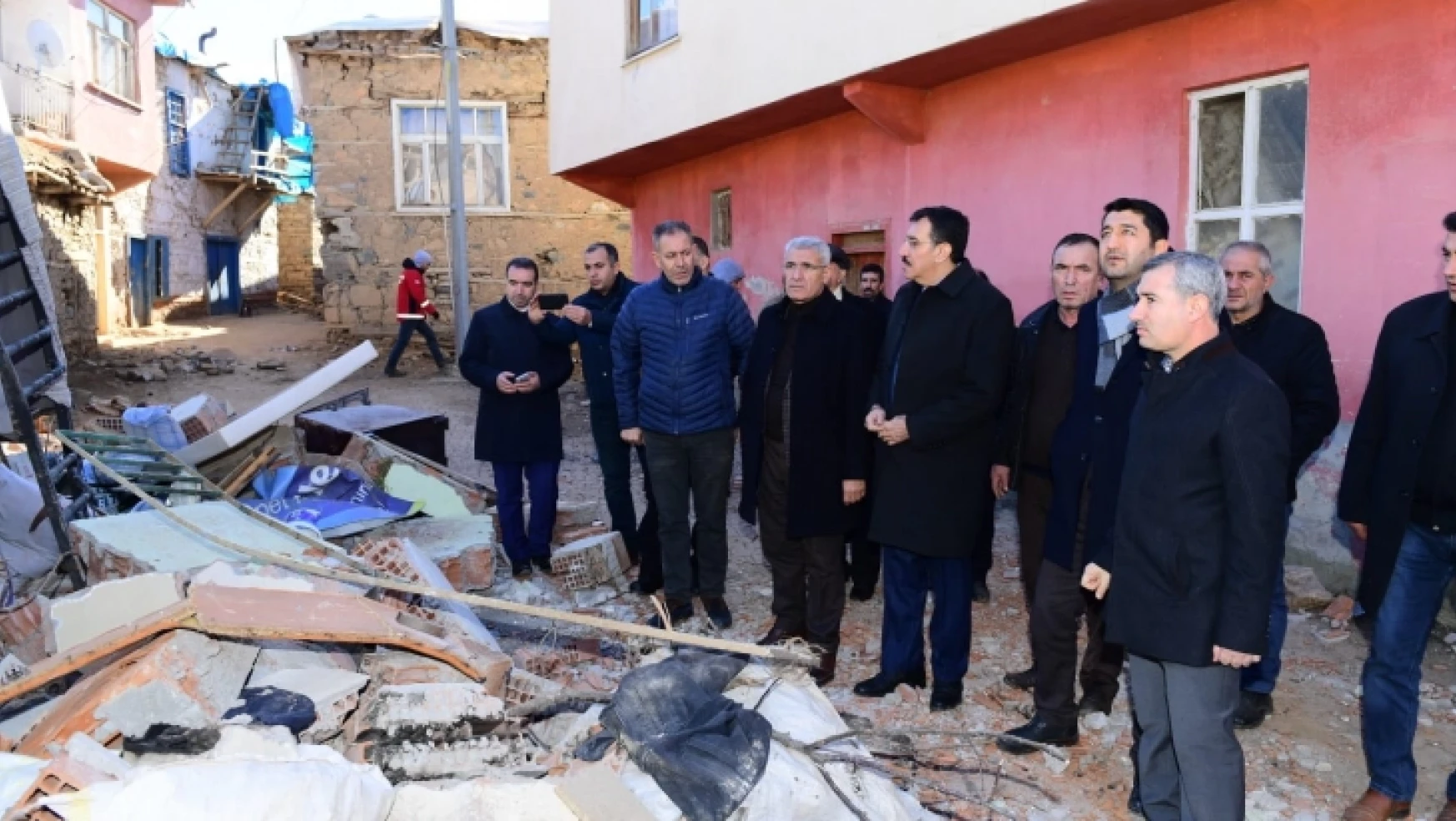 Başkan Güder, Depremden Hasar Gören Doğanyol Ve Pütürge İlçesini Ziyaret Etti