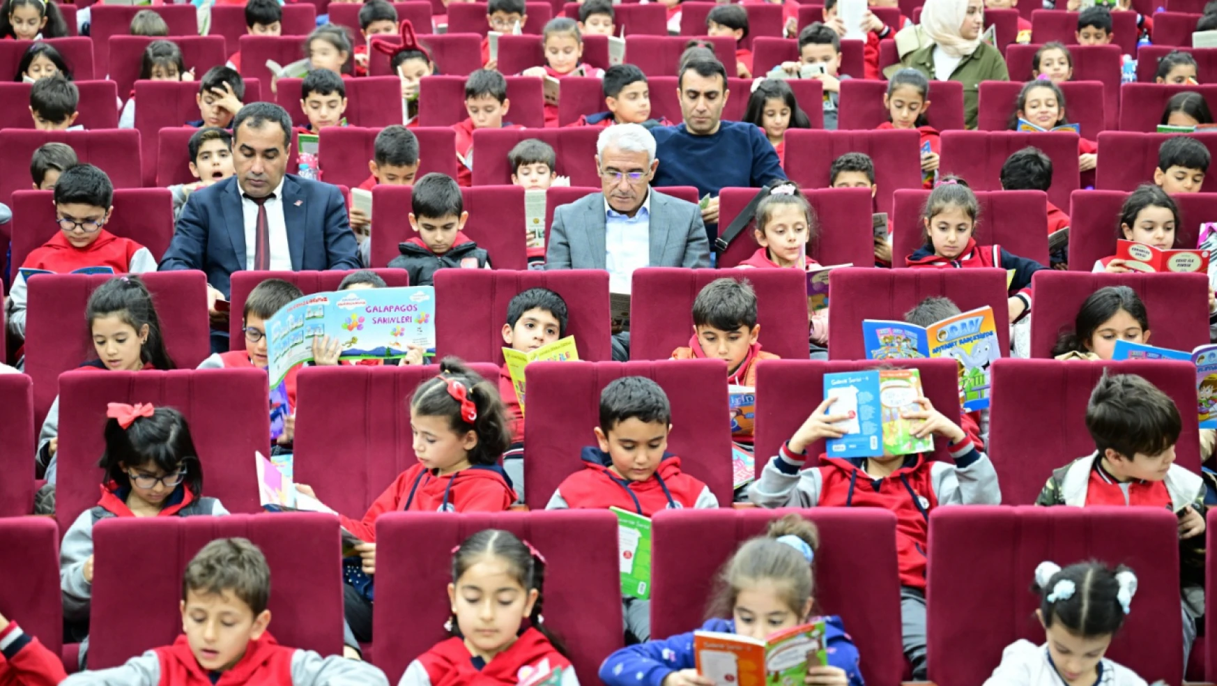 Başkan Güder, Dünya Çocuk Kitapları Haftası Kapsamında Öğrencilerle Birlikte Kitap Okudu