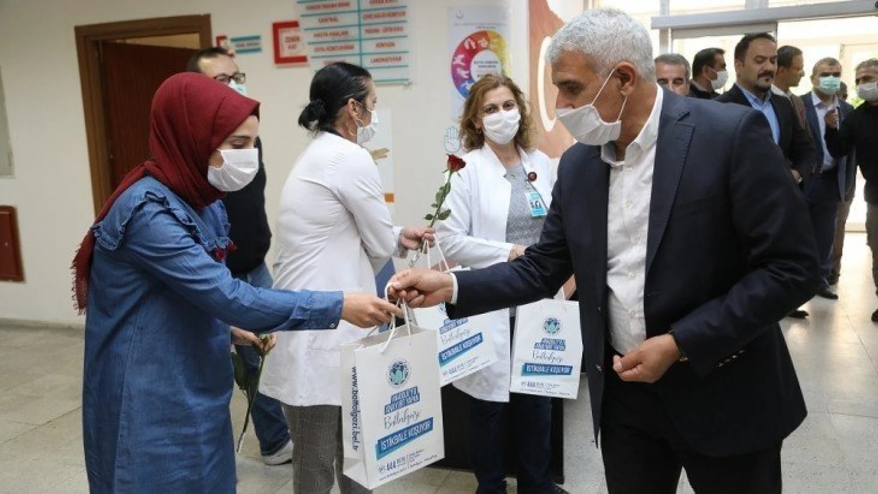 Başkan Güder'den sağlık çalışanı annelere ziyaret