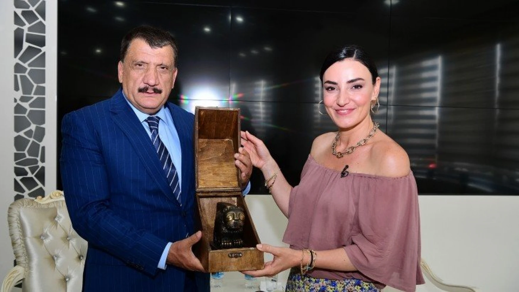 Başkan Gürkan, Halk Müziği Sanatçısı Sevcan Orhan İle Bir Araya Geldi