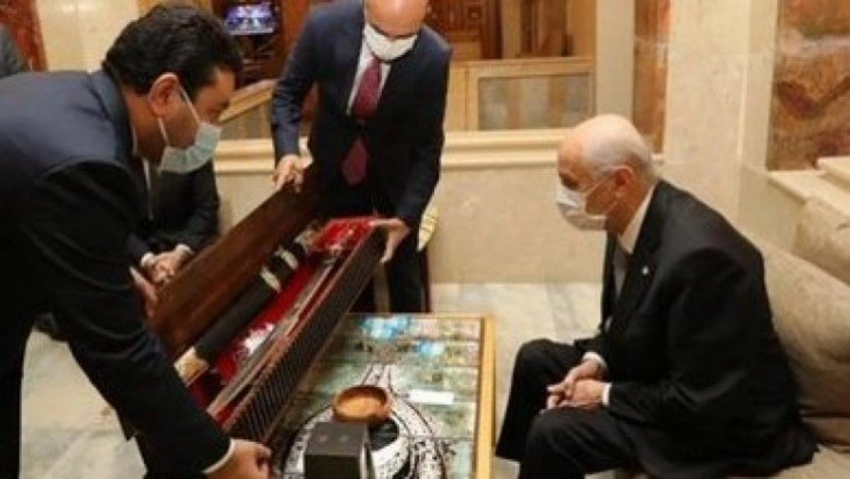 Başkan Özyavuz'dan Bahçeli'ye Fetih Kılıcı hediyesi
