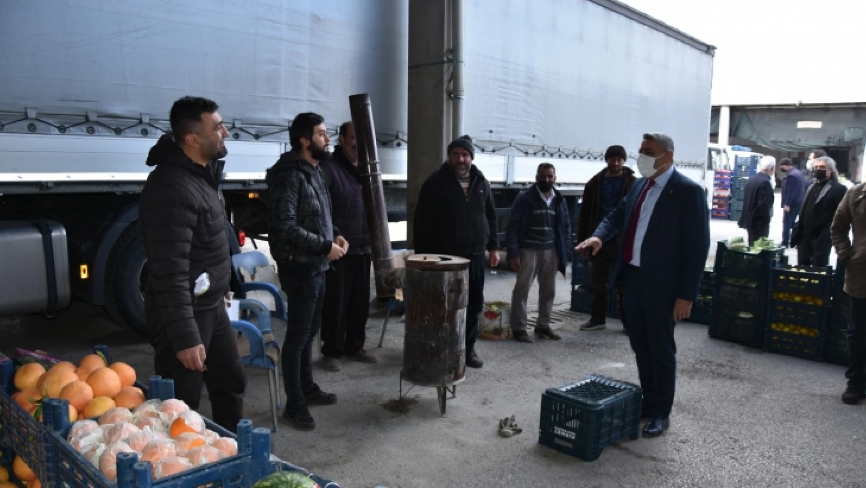 Başkan Sadıkoğlu, sebze meyve komisyoncularını ziyaret etti