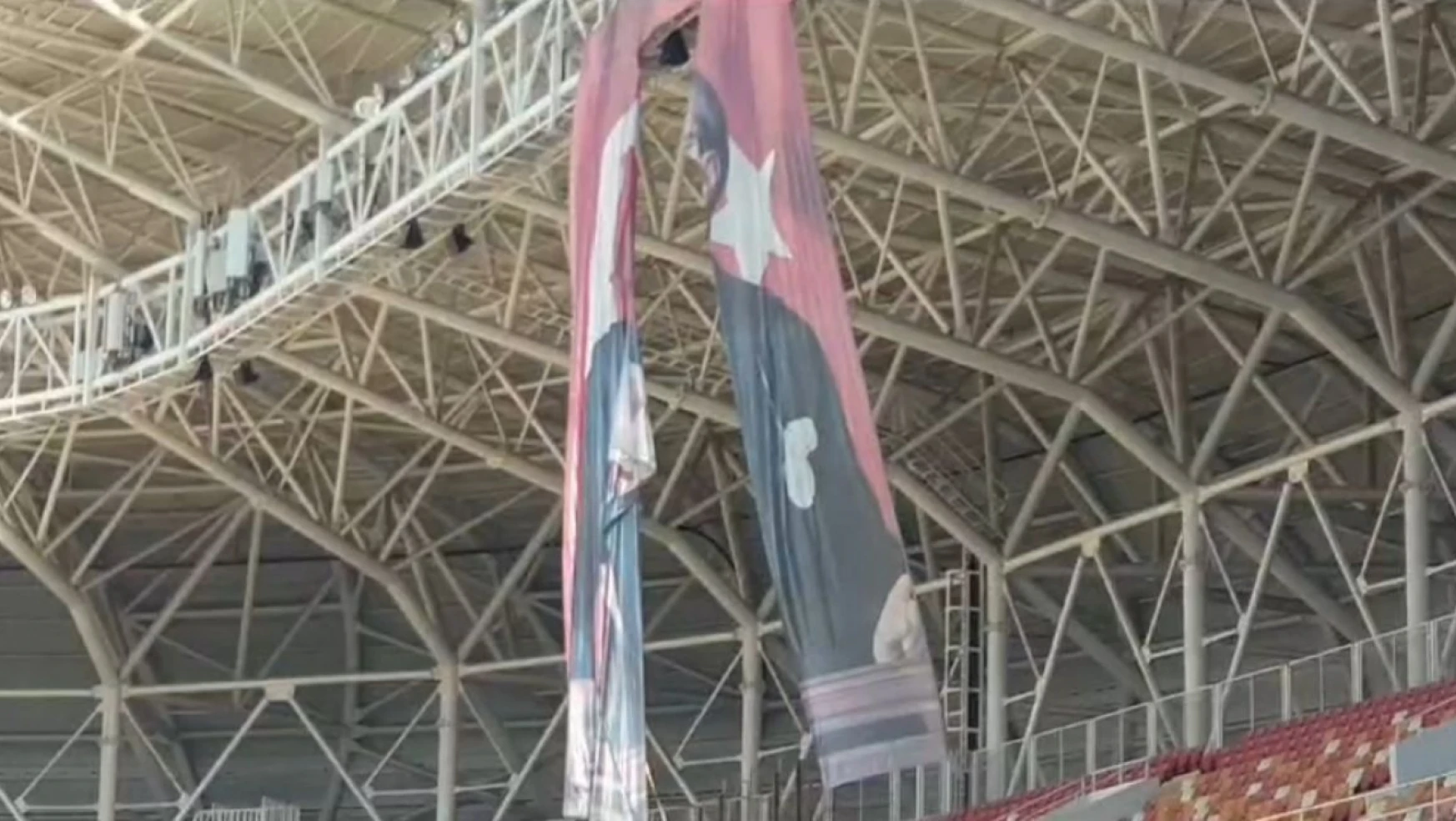 Başkan Yıldız,'Mustafa Kemal Atatürk'ün posteri yırtık bir şekilde Malatya stadyumunda asılı duruyor'