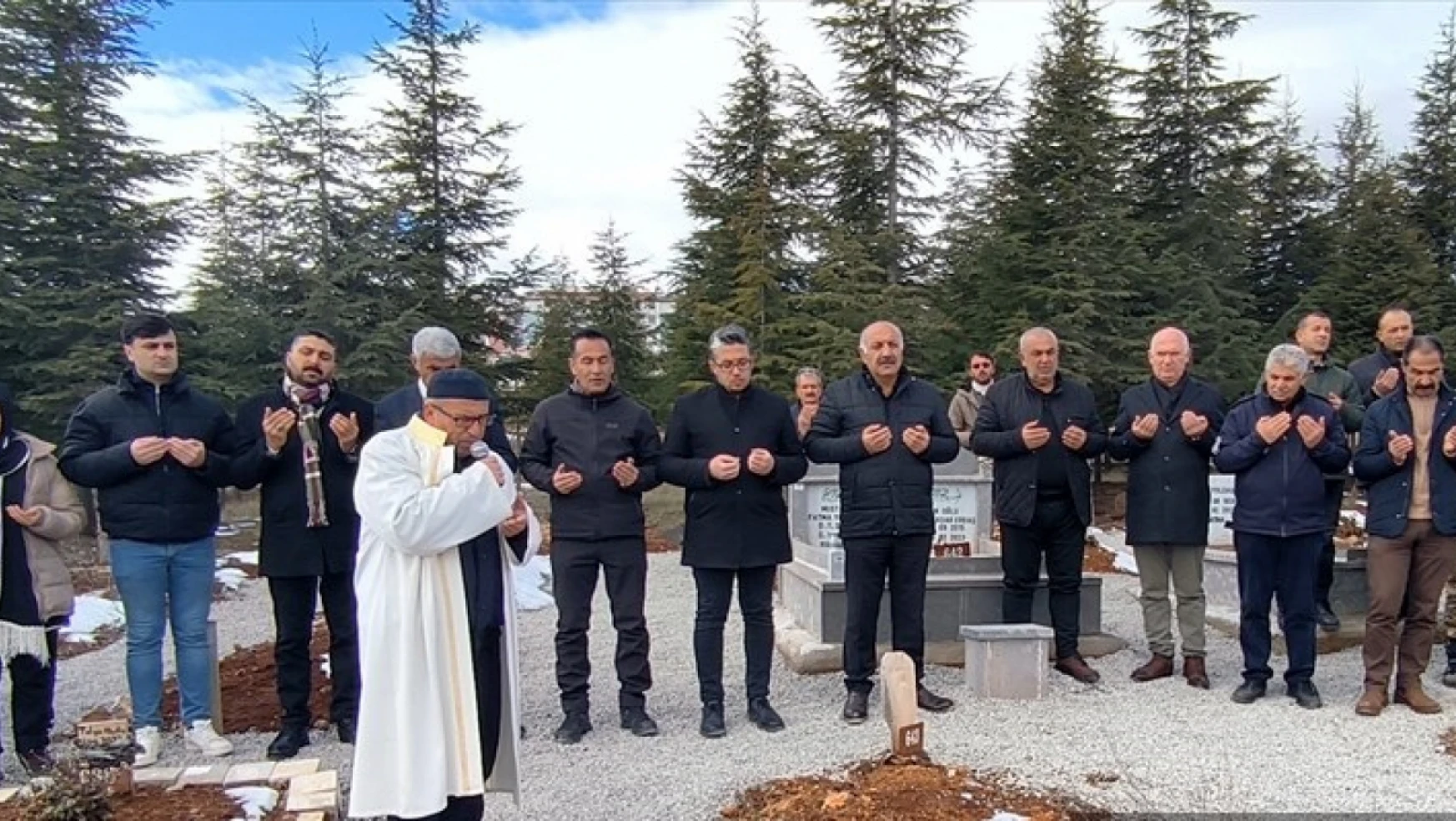 Başkan Zelyurt, Doğanşehir'de depremlerde hayatını kaybedenlerin mezarlarını ziyaret etti