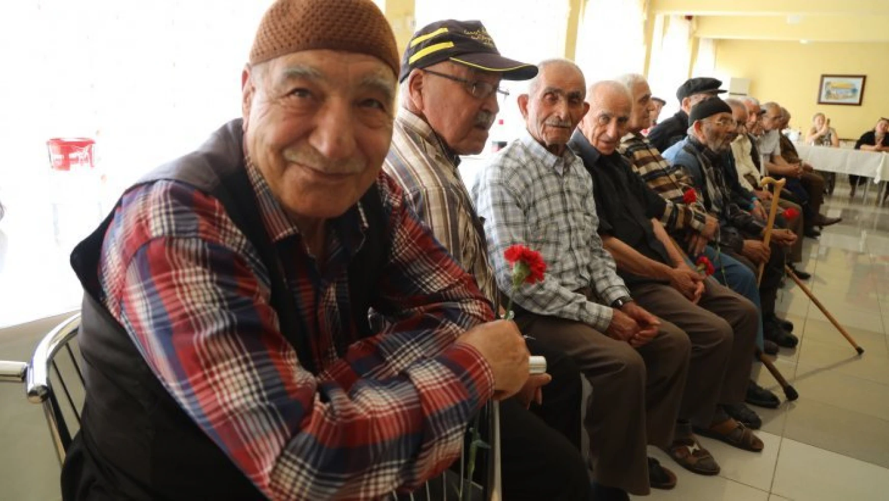 Battalgazi Belediyesi, Huzurevi'nde Kalan Babaları Unutmadı