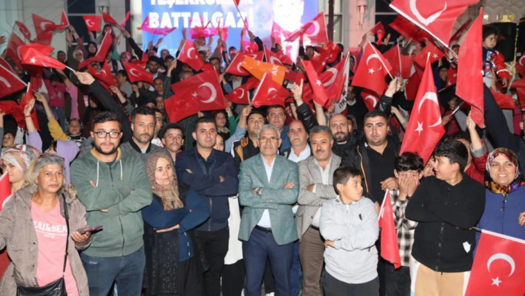 Battalgazililer Cumhurbaşkanı Erdoğan'ın Zaferini Kutladı