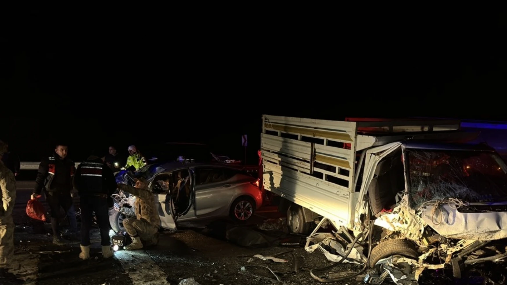 Bingöl'de otomobil ile kamyonet çarpıştı 2 kişi öldü