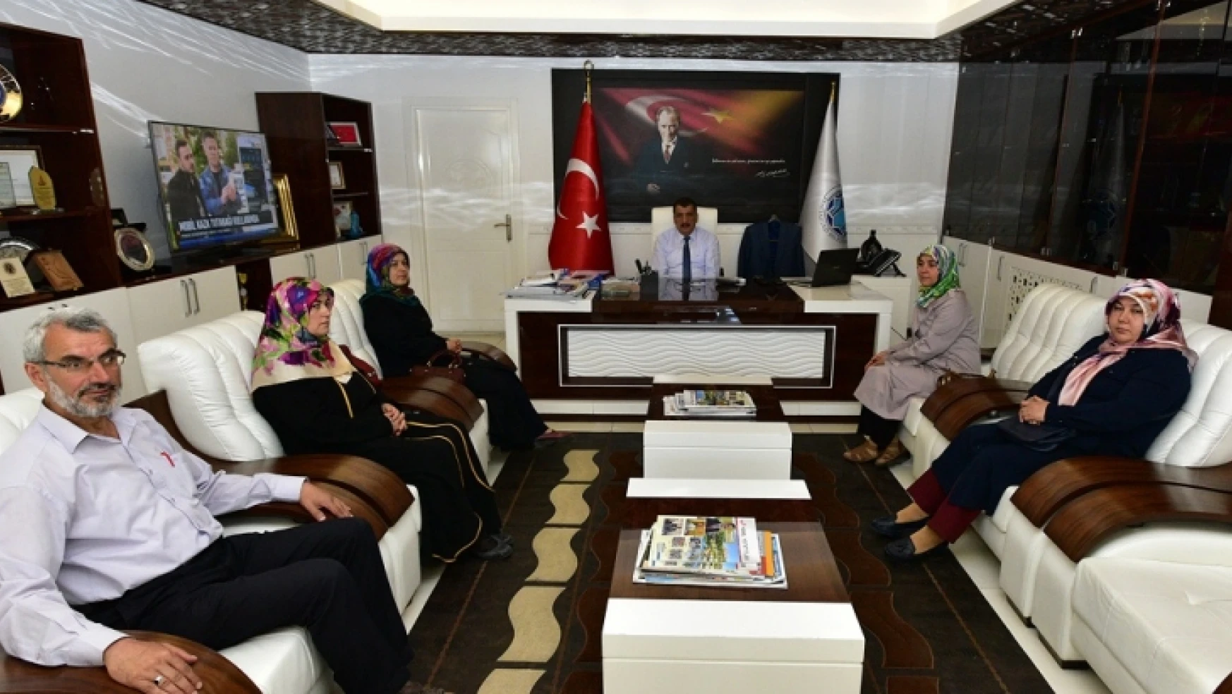 Bir Damla Yardımlaşma Derneği Yönetimi, Başkan Gürkan'ı Ziyaret Etti