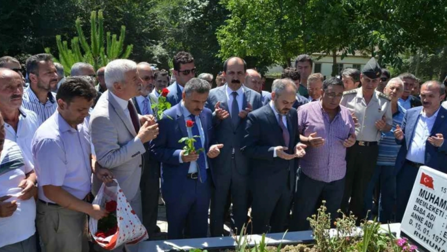 Bakan Çağatay ve Vali Kaymak'tan , 15 Temmuz Şehidin Kabrine Ziyaret