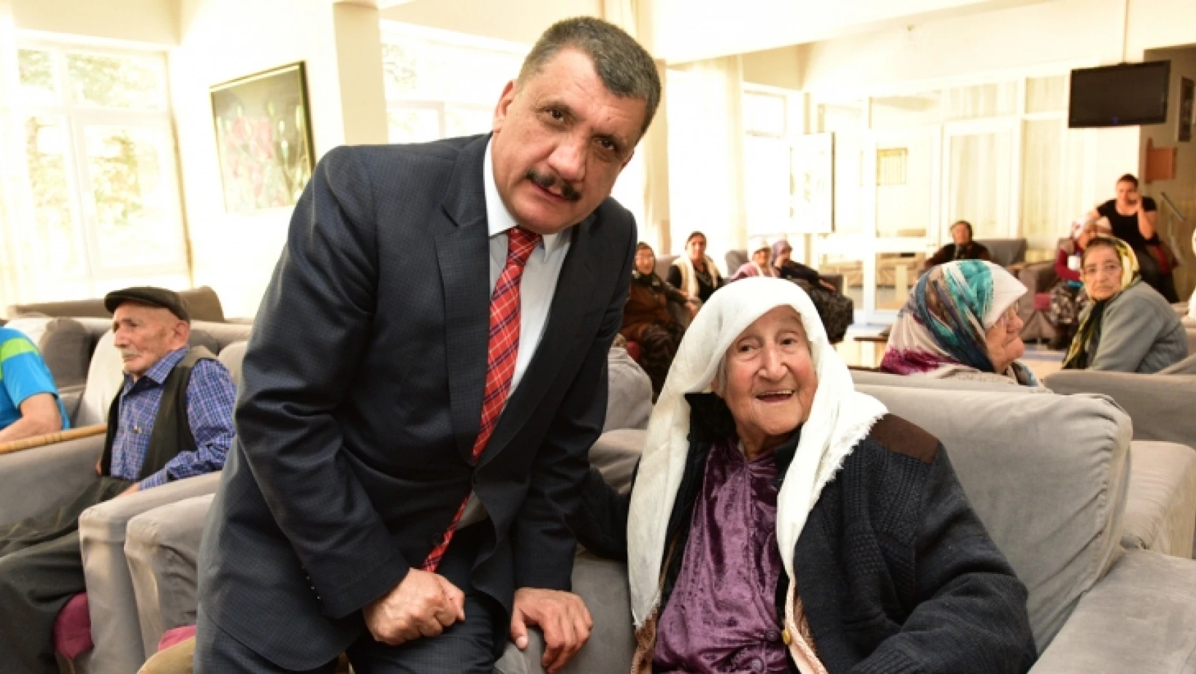 Başkan Gürkan, Huzurevi'nde Kalan Yaşlıları Ziyaret Etti