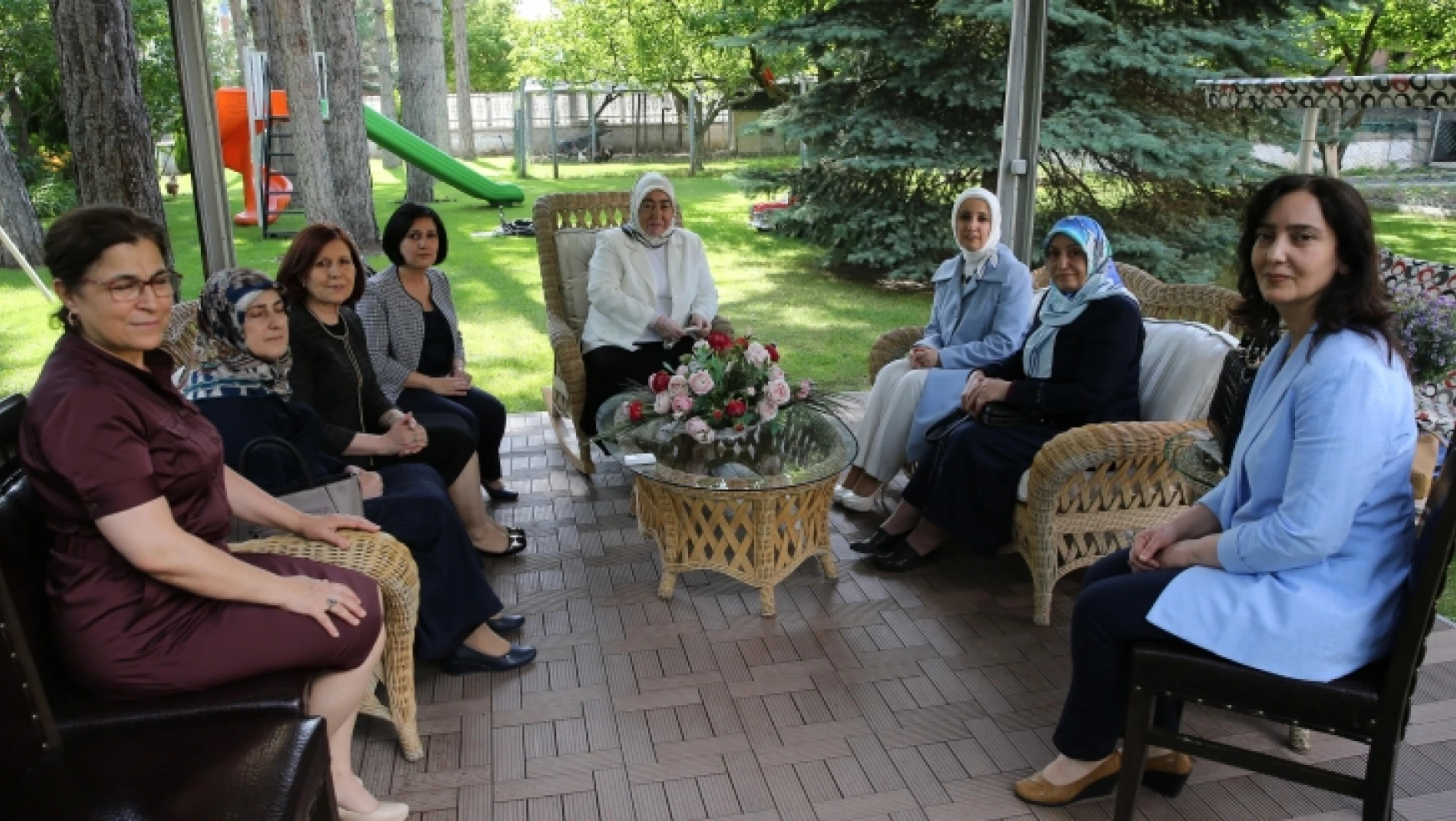 Semiha Yıldırım ve Esra Tüfenkci'den yaşlılara bayram ziyareti