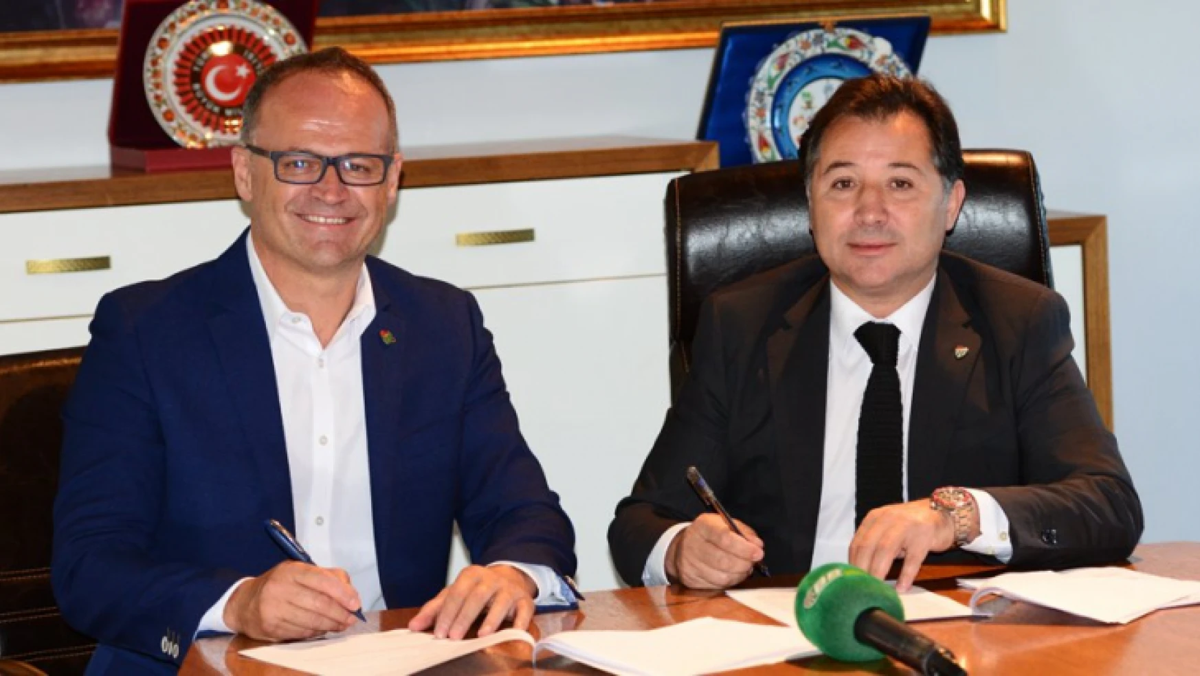 Bursaspor İrfan Buz ile 1,5 yıllık sözleşme imzaladı