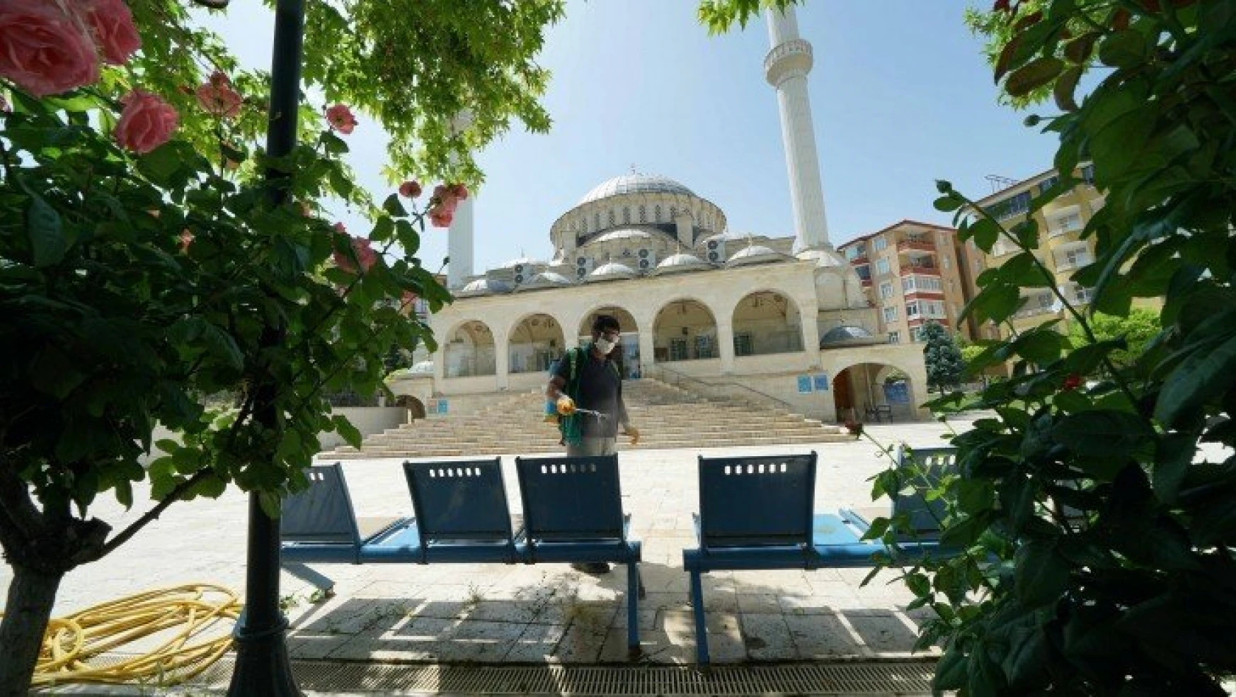 Büyükşehir Belediyesi İbadete Açılan Cami Bahçelerini Dezenfekte Ediyor