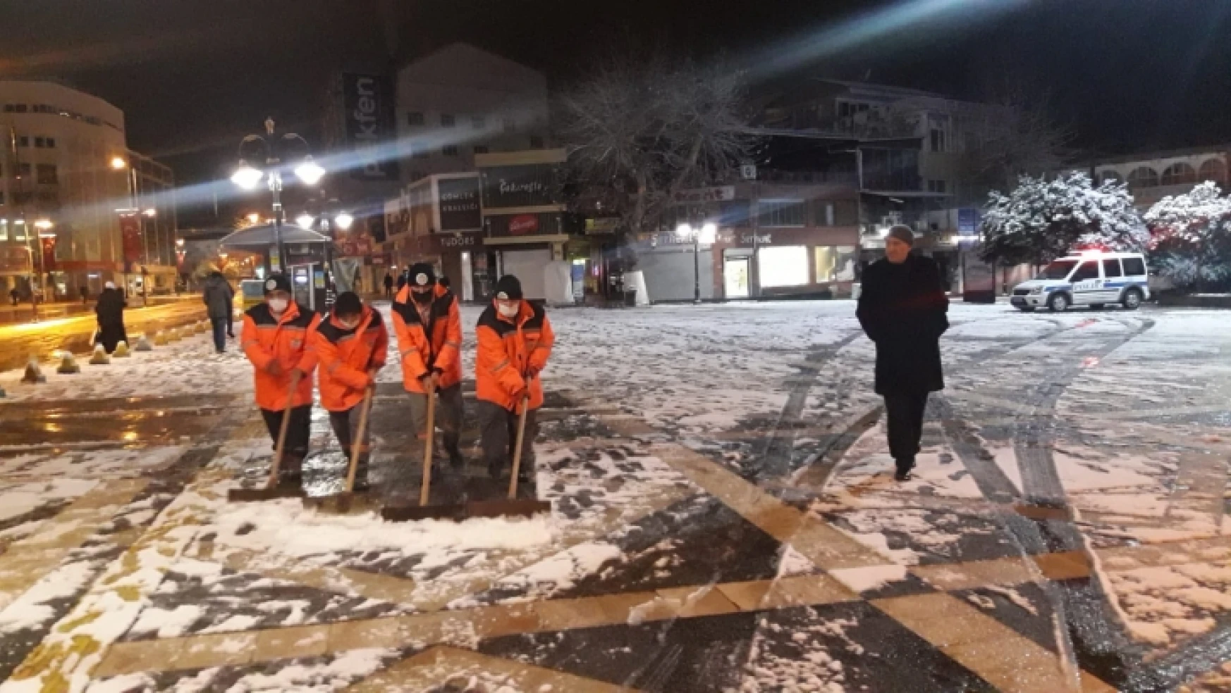 Büyükşehir Belediyesi Kar Mesaisine Devam Ediyor