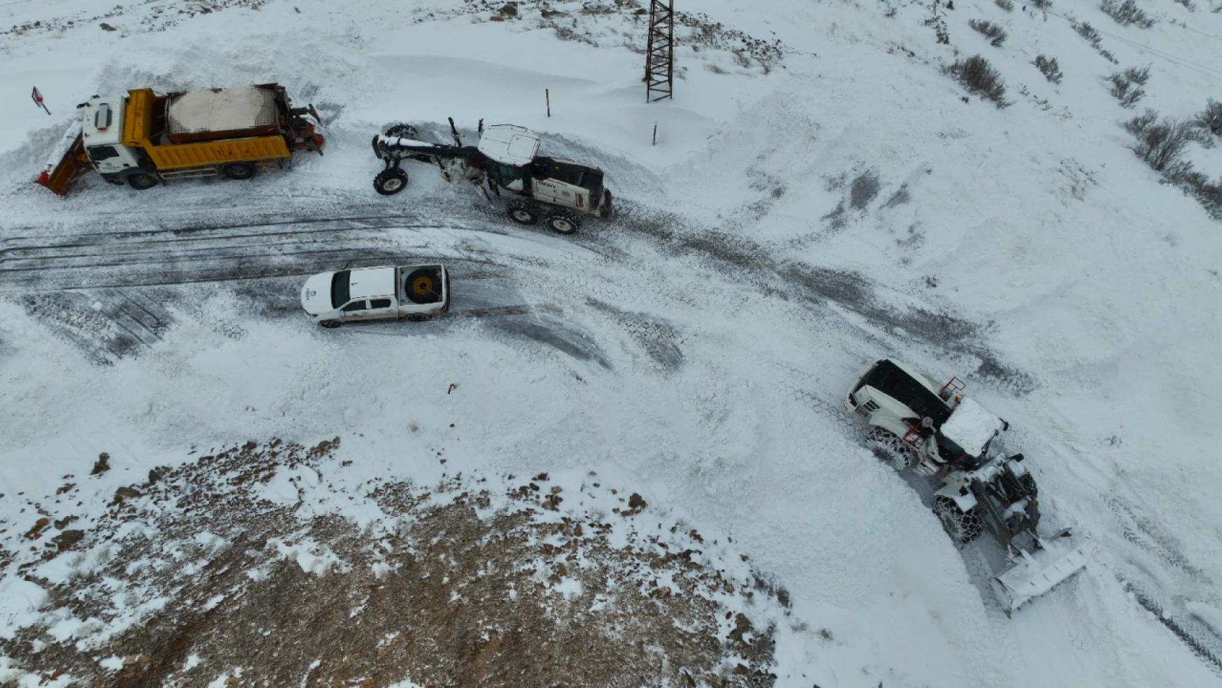 Büyükşehir Belediyesi Kardan Dolayı Kapanan Yolları Ulaşıma Açıyor