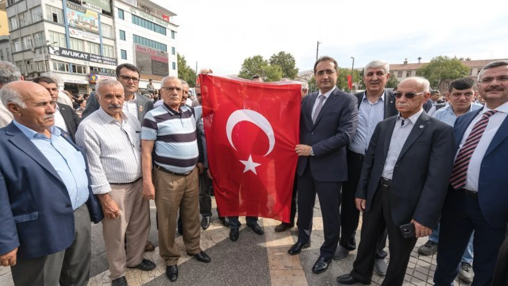 Büyükşehir Belediyesinden Esnaf Ve Vatandaşlara Türk Bayrağı