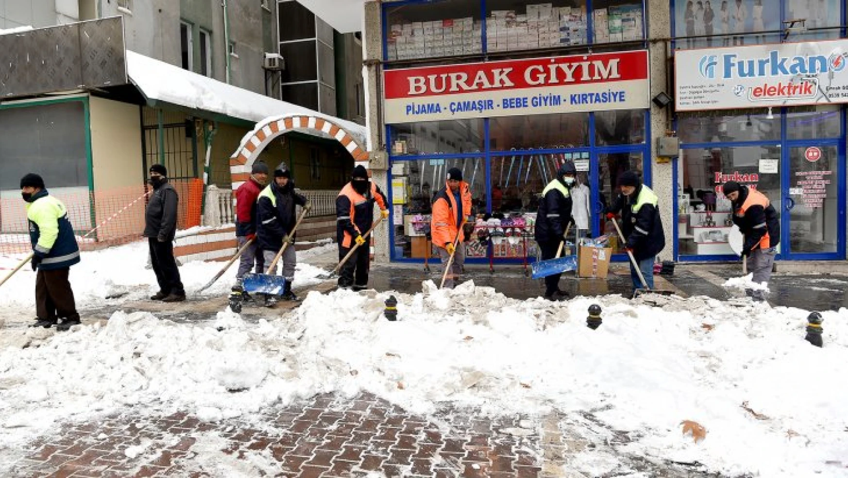 Büyükşehir Belediyesinin Kar Mesaisi Devam Ediyor